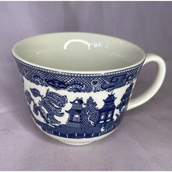 Vtg Johnson Bros Blue Willow Teacup Blue and White Chinoiserie Tea Lover Gift - Picture 1 of 3